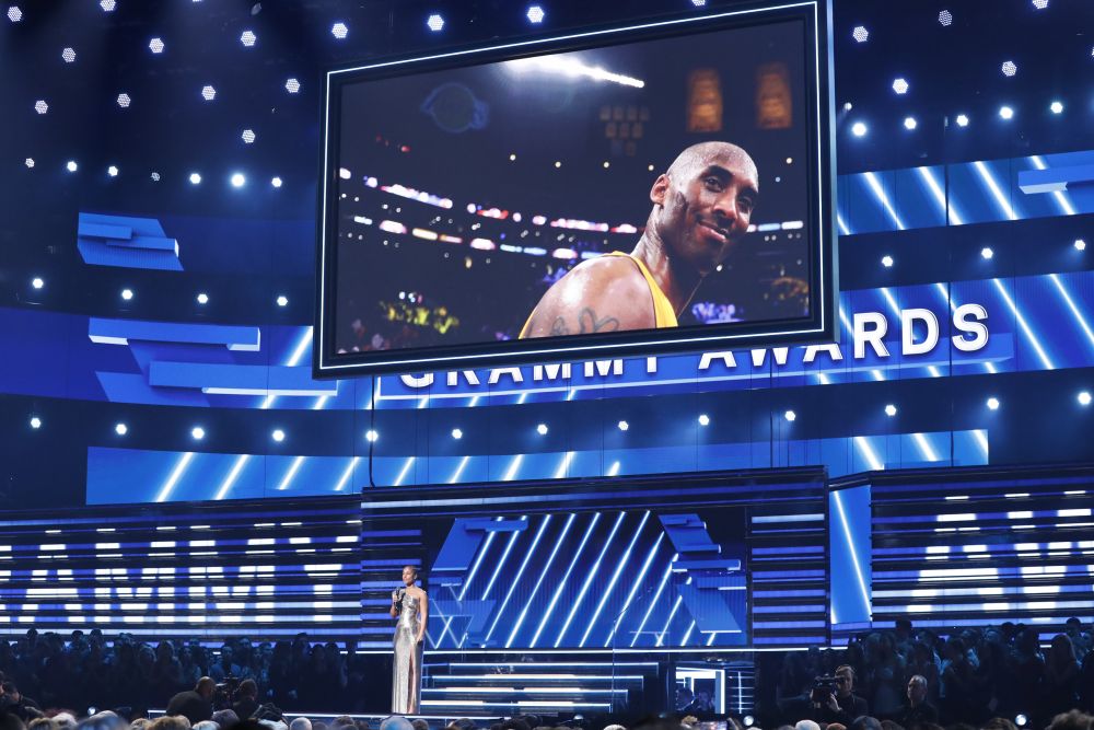 62nd Grammy Awards - Show - Los Angeles, California, U.S., January 26, 2020 - Show host Alicia Keys speaks about the passing of NBA basketball player Kobe Bryant (seen on large screen). REUTERS/Mario Anzuoni
