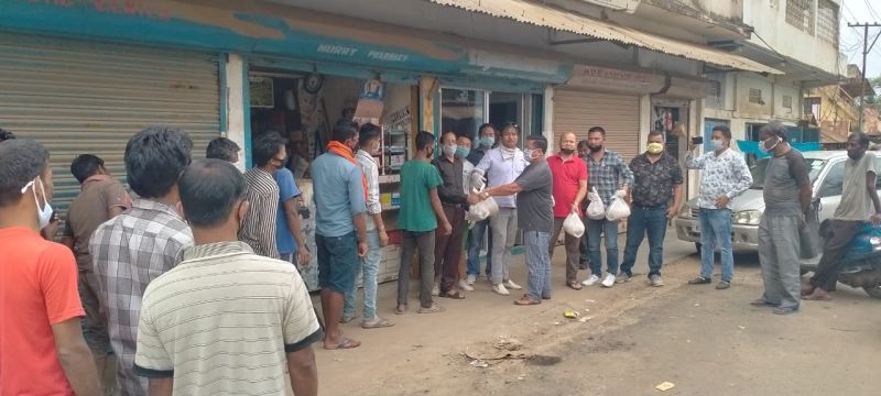 Khermahal and Nyamo Lotha area Business Welfare Association providing ration to the daily wagers in the presence of colony GB, leaders, association President and Advisors on May 2. (DIPR Photo)