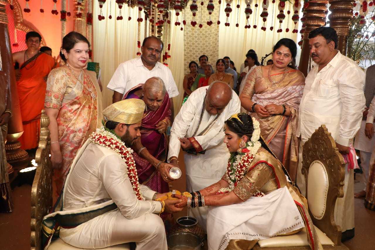 Nikhil Kumaraswamy weds Revathi at farmhouse amid lockdown 