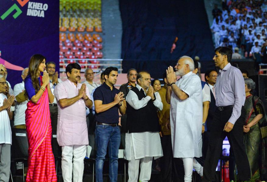  PM Narendra Modi is greeted by Bollywood actor Shilpa Shetty, Delhi BJP President Manoj Tiwari, BJP MP Gautam Gambhir, and others as he arrives to launch the Fit India Movement on National Sports Day, at Indira Gandhi Indoor Stadium in New Delhi. (Image: PTI)