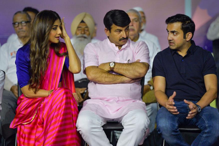  Bollywood actor Shilpa Shetty, Delhi BJP President Manoj Tiwari, and BJP MP Gautam Gambhir during the launch of Fit India Movement on National Sports Day, at Indira Gandhi Indoor Stadium in New Delhi. (Image: PTI)