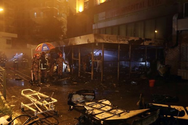 A makeshift isolation unit for coronavirus disease (COVID-19) patients in the United Hospital is pictured after a fire broke out and killed several patients, in Dhaka, Bangladesh on May 27, 2020. (REUTERS Photo)