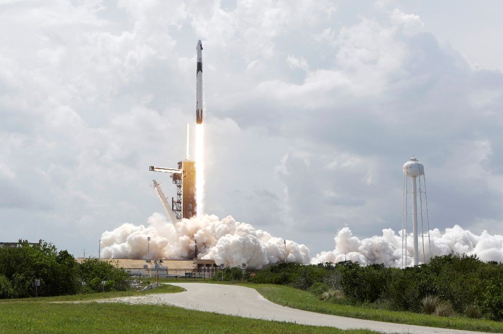 A SpaceX Falcon 9 rocket and Crew Dragon spacecraft carrying NASA astronauts Douglas Hurley and Robert Behnken lifts off during NASA's SpaceX Demo-2 mission to the International Space Station from NASA's Kennedy Space Center in Cape Canaveral, Florida, U.S., May 30, 2020.  REUTERS/Steve Nesius