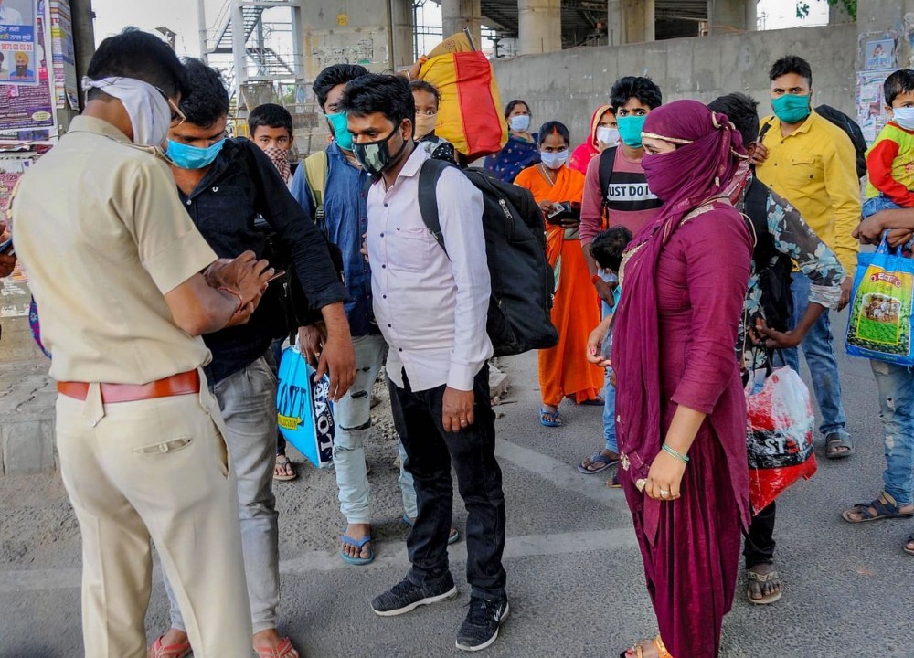 Migrant labourers arrive to board a special train for Gonda in Uttar Pradesh to reach their homes, amid ongoing Covid-19 lockdown in Amritsar. (Source: PTI)