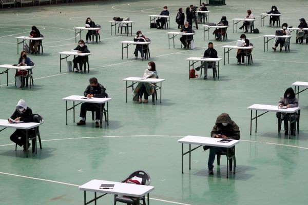 South Korean job seekers take an exam conducted outdoors amid social distancing measures to avoid the spread of the coronavirus disease (COVID-19) in Seoul, South Korea on April 25, 2020. REUTERS File Photo)