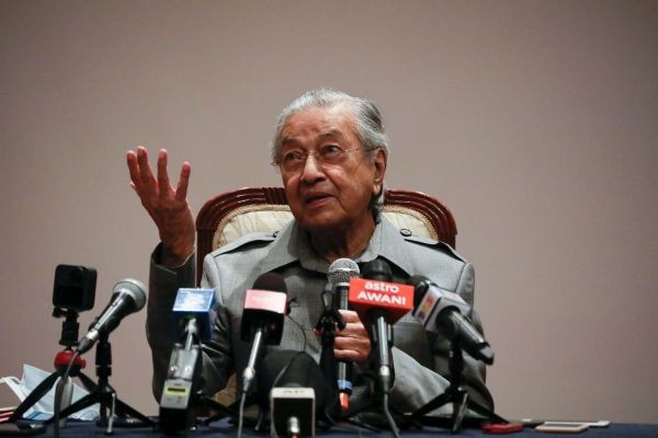 Malaysia's former Prime Minister Mahathir Mohamad speaks during a news conference in Putrajaya, Malaysia on May 18, 2020. (REUTERS File Photo)