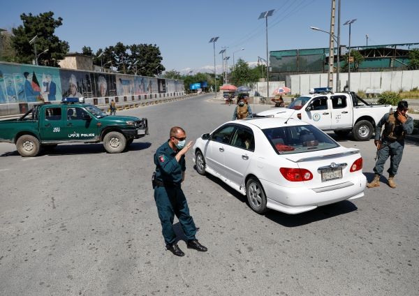 Afghan policemen stand guard at a check point during Eid al-Fitr, a Muslim festival marking the end the holy fasting month of Ramadan, amid the spread of the coronavirus disease (COVID-19), in Kabul, Afghanistan on May 24, 2020. (REUTERS Photo_