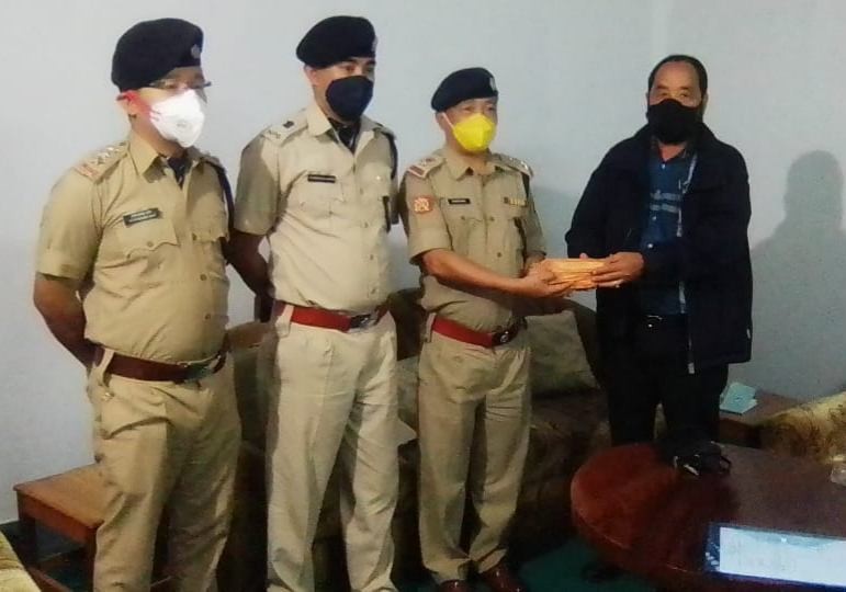 Dy CM Y Patton interacted with the SP Wokha Imti Toshi and his subordinate officers on May 29. The Dy CM acknowledged Wokha Police work force towards the fight for COVID-19 pandemic since day one and also contributed financial assistance towards Wokha Police force for expenses during this unprecedented situations. (Photo Courtesy: Dy CM office Media Cell)