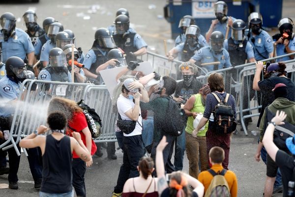 Police spray mace at protestors to break up a gathering near the Minneapolis Police third precinct after a white police officer was caught on a bystander's video pressing his knee into the neck of African-American man George Floyd, who later died at a hospital, in Minneapolis, Minnesota, US on May 27. (REUTERS Photo)