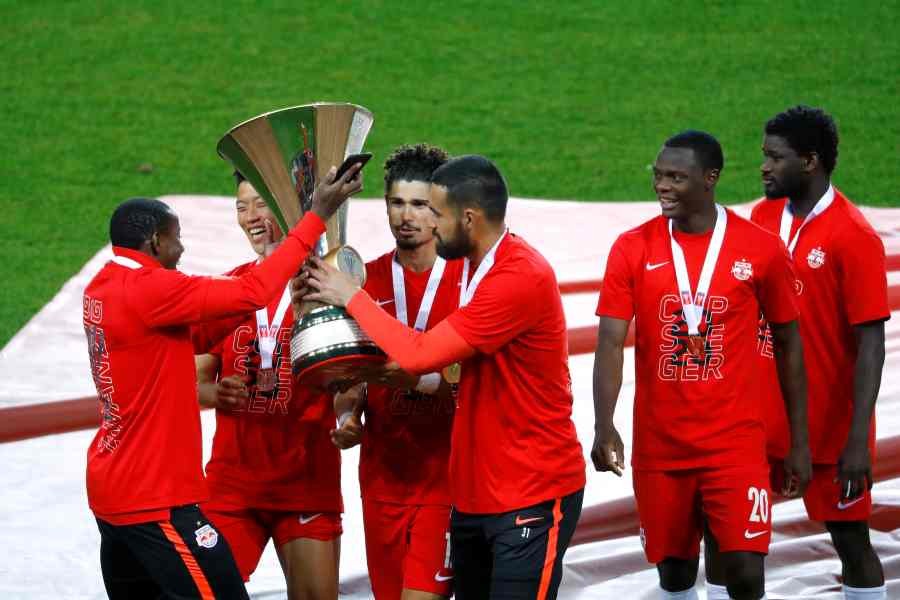 Red Bull Salzburg players celebrate with the trophy after winning the final. Play resumes behind closed doors following the outbreak of COVID-19. (Reuters Photo)