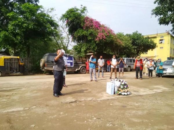 Members of the Beisumpuikam Village Council, women society and students’ union receiving the body at Dillai gate on May 25.