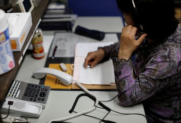 A volunteer responds an incoming call at the Tokyo Befrienders call center, a Tokyo's suicide hotline center, during the spread of the coronavirus disease (COVID-19), in Tokyo, Japan on May 26, 2020. (REUTERS Photo)