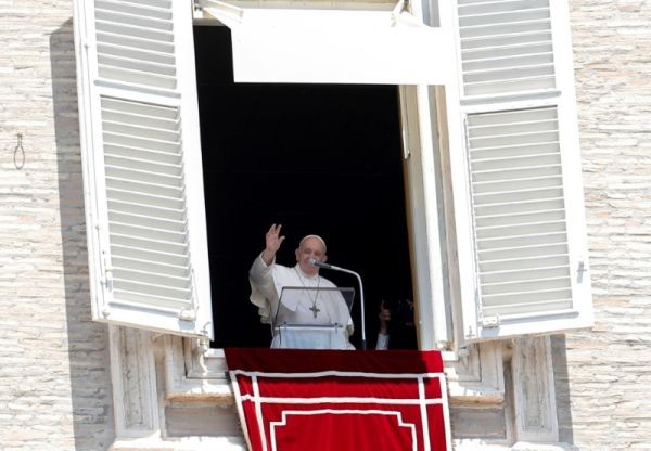 Pope Francis waves as he leads the Regina Coeli prayer from his window for the first time in three months in the newly reopened St. Peter's Square after months of closure due to an outbreak of the coronavirus, at the Vatican on May 31, 2020. (REUTERS Photo)