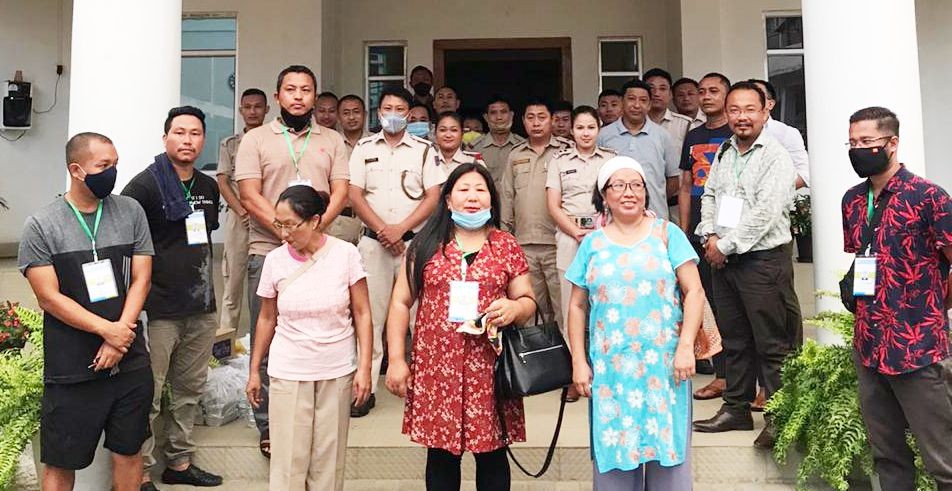 The Dimapur Town Hostels Welfare Forum met with police frontline workers and NST drivers and acknowledged their efforts in fighting the COVID-19 pandemic.