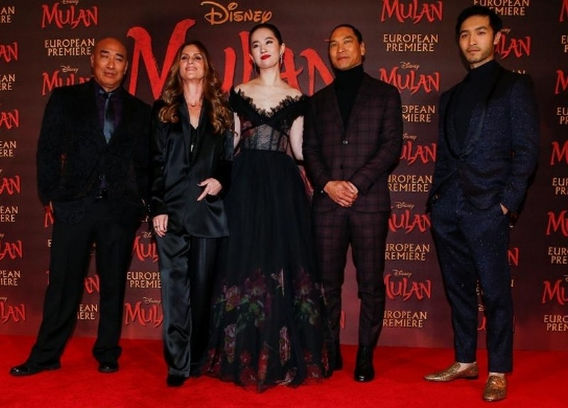 FILE PHOTO: Cast members Ron Yuan, Yifei Liu, Jason Scott Lee and Yoson An pose with director Niki Caro, at the European premiere for the film "Mulan" in London, Britain March 12, 2020. REUTERS/Henry Nicholls/File Photo