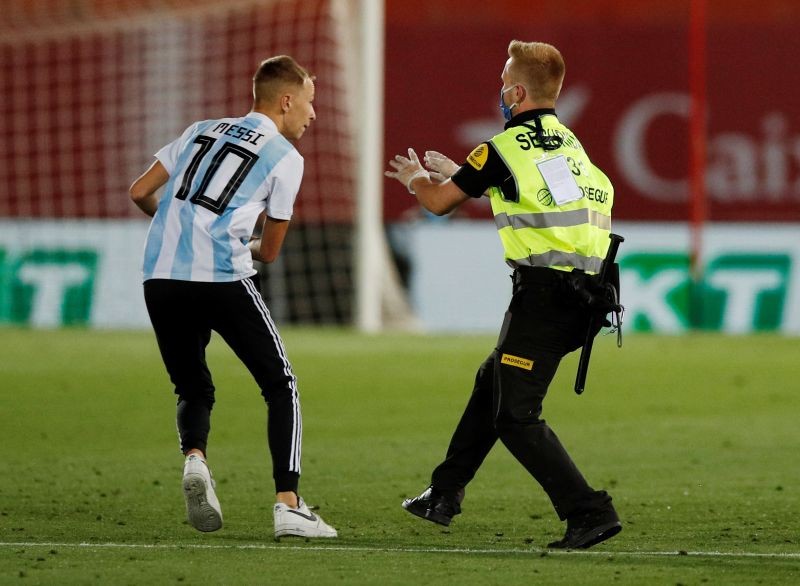 A fan invades the pitch during the match, as play resumes behind closed doors following the outbreak of the coronavirus disease (COVID-19) REUTERS/Albert Gea