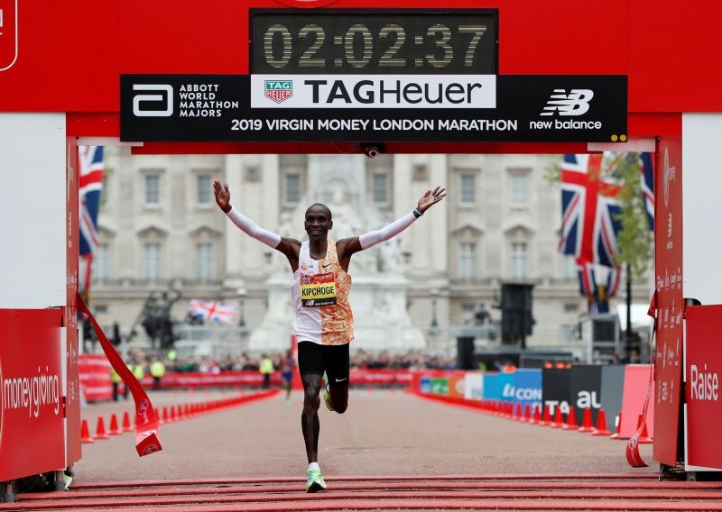 FILE PHOTO: Athletics - London Marathon - London, Britain - April 28, 2019 Kenya's Eliud Kipchoge celebrates winning the men's elite race and setting a new course record REUTERS/Paul Childs/File Photo