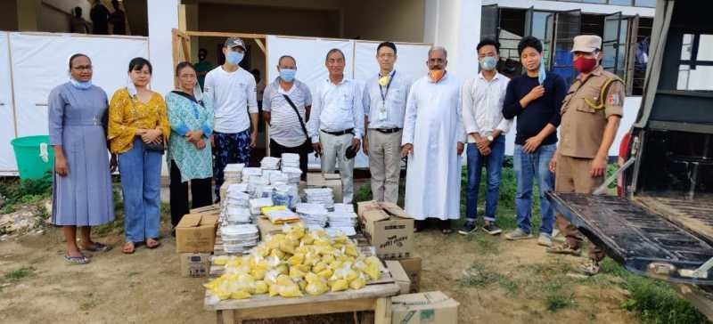 The Holy Cross Church (HCC), Dimapur under the initiative by the Parish Priest, Father PJ Thomas along with HCC COVID-19 Relief committees prepared food for 500 people staying at different quarantine centers in Dimapur on June 19. The team distributed food at six different quarantine centers including St. Joseph University, St Joseph Hr Sec School, Industrial Training Institute, Youth Hostel, Treasury RH and Bethesda Hr Sec School. (Photo Courtesy: Holy Cross Church, Dimapur)