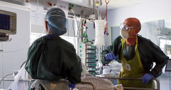 Doctors treat a patient suffering from the coronavirus disease (COVID-19) on an Intensive Care ward at Frimley Park Hospital in Surrey, Britain on May 22, 2020. (REUTERS File Photo)