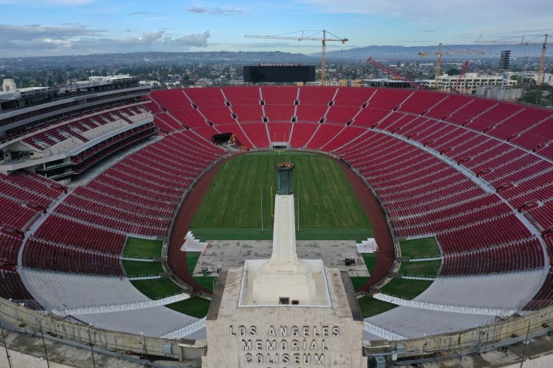 The Los Angeles Coliseum sports arena is seen empty as the spread of the coronavirus disease (COVID-19) continues, in Los Angeles, California, U.S., April 8, 2020. REUTERS/Lucy Nicholson/Files