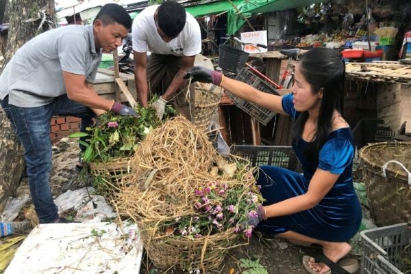 Inda Aung Soe (L) and his wife Aye Aye Than collect food waste at the wet market to produce organic fertilizer in Yangon, Myanmar on June 3, 2020. (REUTERS Photo)