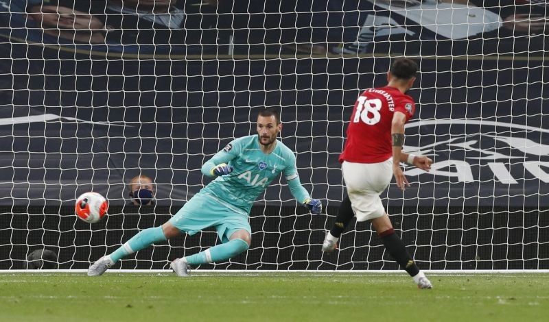 Manchester United's Bruno Fernandes scores their first goal from the penalty spot, as play resumes behind closed doors following the outbreak of the coronavirus disease (COVID-19) REUTERS / Matthew Childs / Pool