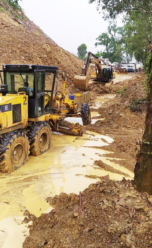 One way traffic has been temporarily restored at the mudslide affected area on NH 29 near Pherima on June 29. The normal highway traffic was earlier disrupted on NH29 near Pherima due to mudslide.  (Photo Courtesy: Dimapur Police)