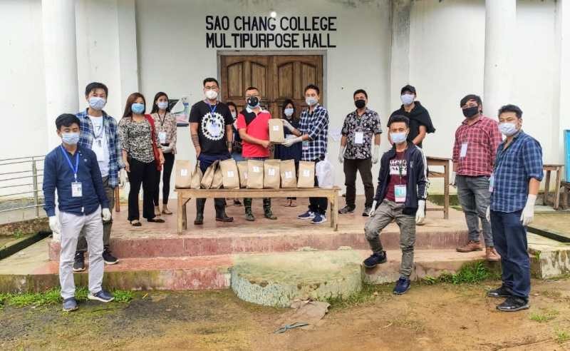 The members of Chingmei Range Students’ Union (CRSC) led by its President distributed gift packets to all the people staying in Quarantine Centres in Tuensang town on June 26.