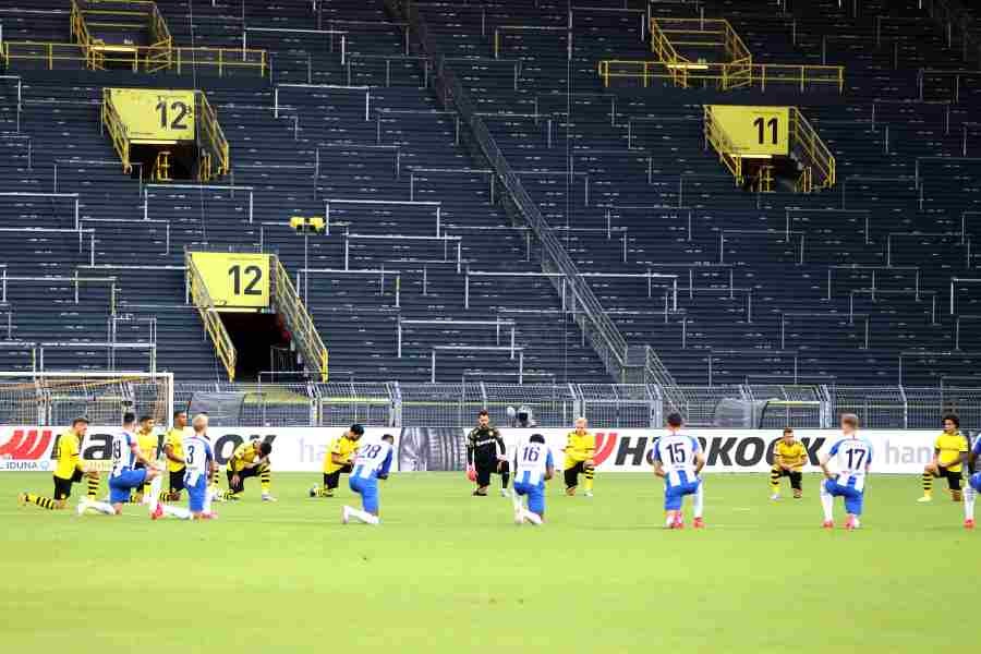 Borussia Dortmund and Hertha players take a knee before the match, as play resumes behind closed doors following the outbreak of COVID-19 on June 6. (Reuters Photo)