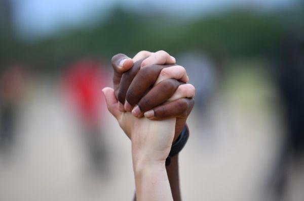 A man and a woman hold hands aloft in Hyde Park during a "Black Lives Matter" protest following the death of George Floyd who died in police custody in Minneapolis, London, Britain on June 3, 2020. (REUTERS Photo)