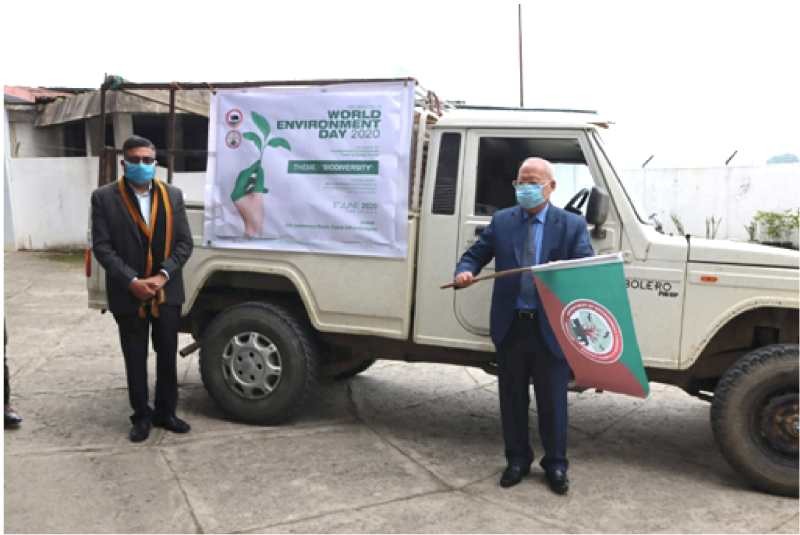 Minister CM Chang flagging off the transportation of seedlings to be presented to the Chief Minister, Cabinet Ministers and advisors.