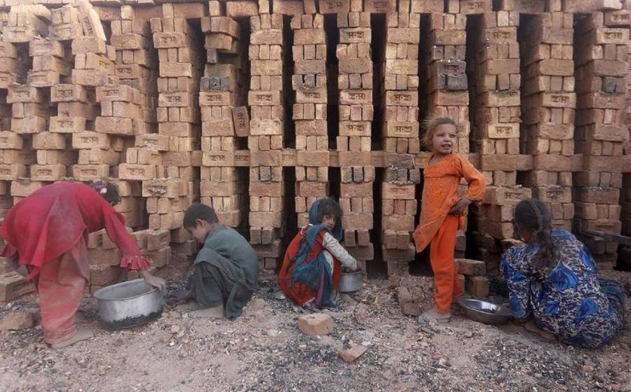 Afghan children work at a brick-making factory outside Kabul, Afghanistan August 20, 2015. REUTERS/Mohammad Ismail