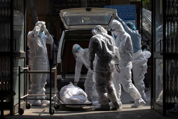 Health workers unload the body of a man who died due to the coronavirus disease (COVID-19) before his cremation at the Nigambodh Ghat crematorium in New Delhi on June 1, 2020. (REUTERS Photo)