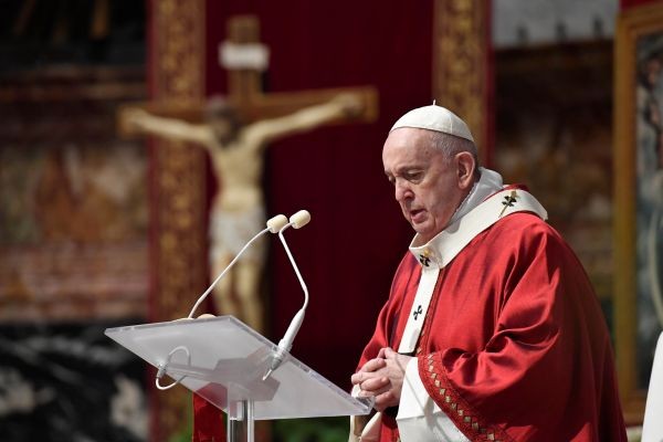 Pope Francis leads the Pentecost Mass in the Blessed Sacrament chapel of the St. Peter's Basilica, amid the spread of the coronavirus disease (COVID-19), at the Vatican on May 31, 2020. (REUTERS Photo)