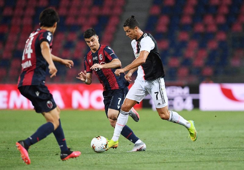 Soccer Football - Serie A - Bologna v Juventus - Stadio Renato Dall'Ara, Bologna, Italy - June 22, 2020   Juventus' Cristiano Ronaldo in action with Bologna's Riccardo Orsolini, as play resumes behind closed doors following the outbreak of the coronavirus disease (COVID-19)   REUTERS/Jennifer Lorenzini