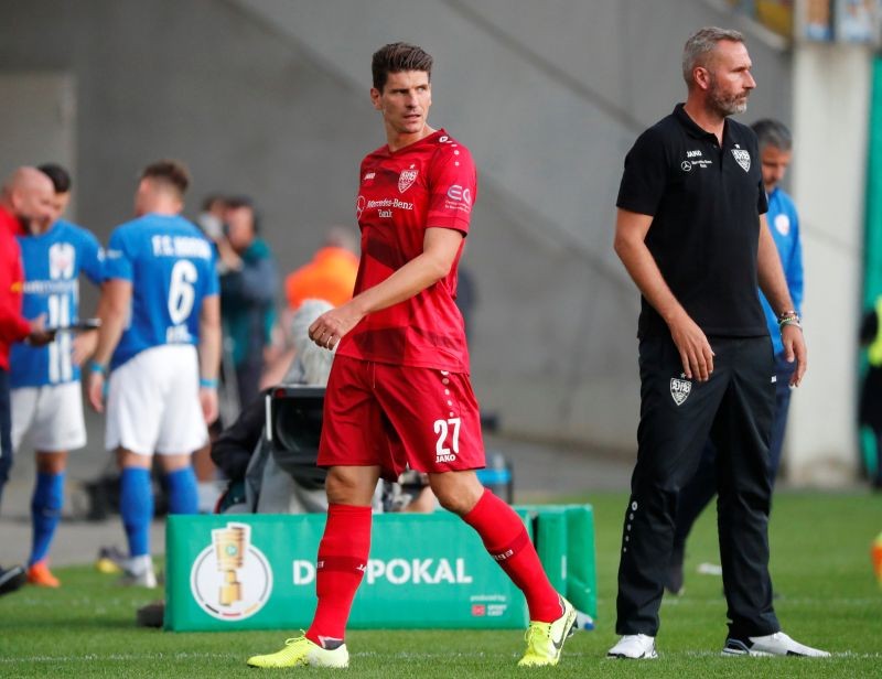 VFB Stuttgart's Mario Gomez walks past coach Tim Walter after being substituted REUTERS/Fabrizio Bensch/File photo