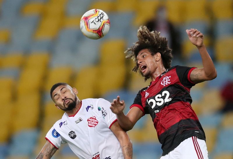 Flamengo's Willian Arao in action with Bangu's Rodrigo Yuri, following the resumption of play behind closed doors after the outbreak of COVID-19. (Reuters Photo)