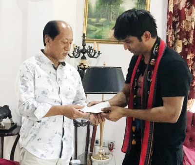 Nagaland Chief Minister Neiphiu Rio with Bollywood actor Sushant Singh Rajput on September 4 2018, when the latter handed over a cheque of Rs 1.25 crore to help then the the flood ravaged state. (Photo Courtesy: @Neiphiu_Rio/Twitter)