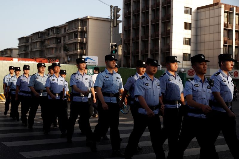 Police march into position to cordon off the neighborhood around the U.S. Consulate General in Chengdu, Sichuan province, China on July 27, 2020, after China ordered its closure in response to U.S. order for China to shut its consulate in Houston. (REUTERS Photo)