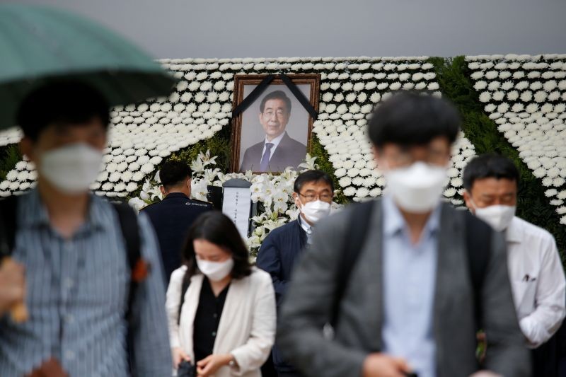 People react as they walk past a memorial altar for late Seoul Mayor Park Won-soon at Seoul City Hall Plaza in Seoul, South Korea on July 13, 2020. (REUTERS Photo)