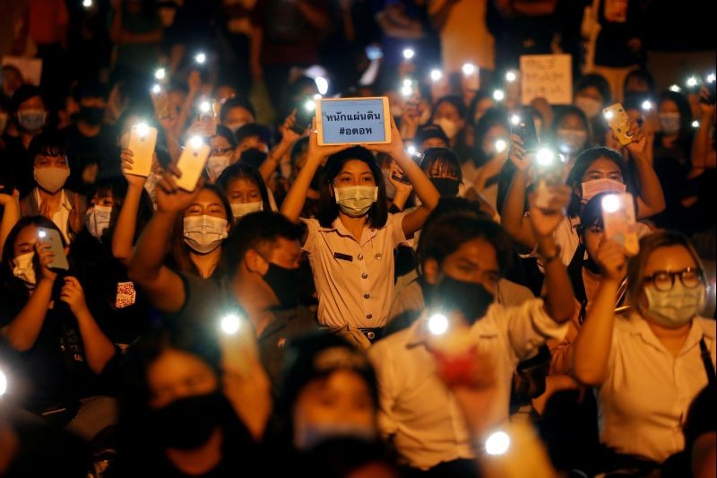 Demonstrators light up their smartphones as they gather during a protest demanding the resignation of Thailand's Prime Minister Prayut Chan-o-cha, under a highway in Pathum Thani, at the outskirts of Bangkok, Thailand on July 23. (REUTERS Photo)