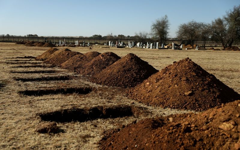 Freshly dug graves are seen amid a nationwide coronavirus disease (COVID-19) lockdown, at the Honingnestkrans cemetery, north of Pretoria, South Africa  on July 14, 2020. (REUTERS Photo)