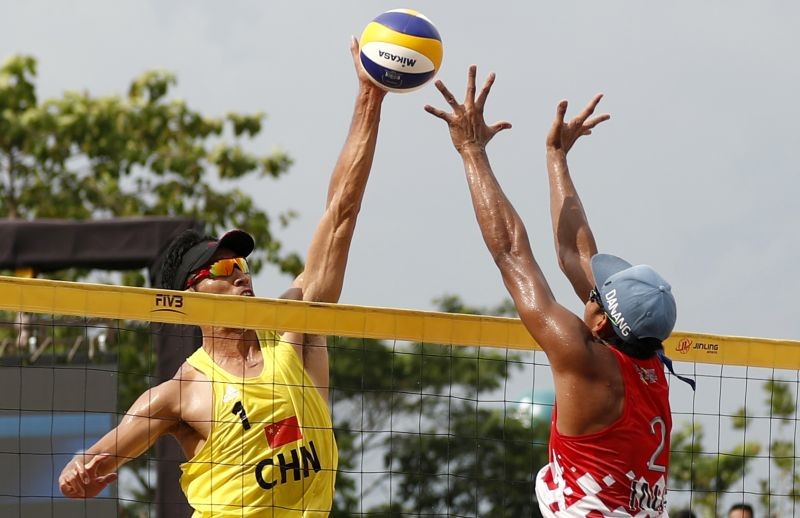 Gao Peng of China in action with Danangsyah Yudistira Pripadi of Indonesia. REUTERS/Edgar Su