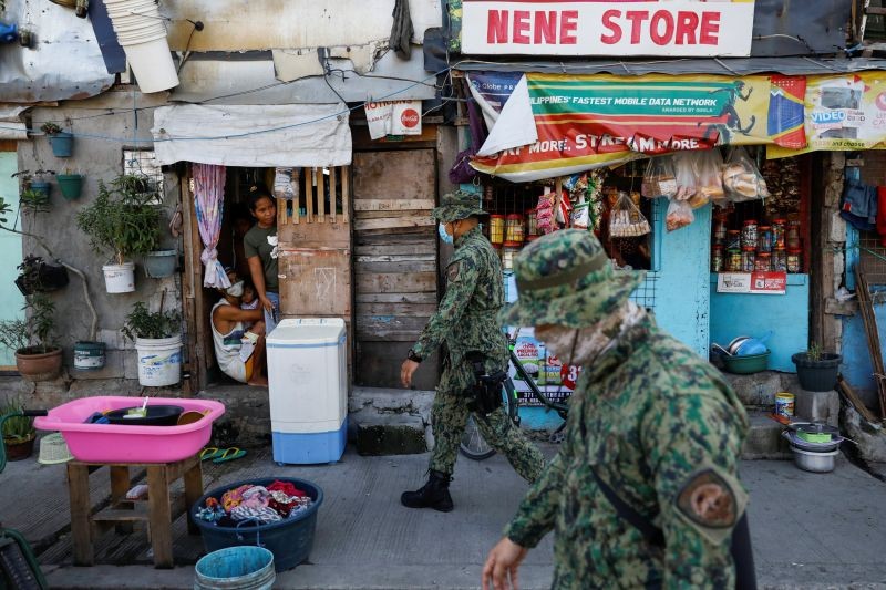 Police officers patrol a neighborhood to enforce the reimposed lockdown due to a spike in the coronavirus disease (COVID-19) cases, in Navotas, Metro Manila, Philippines on July 17, 2020. (REUTERS Photo)