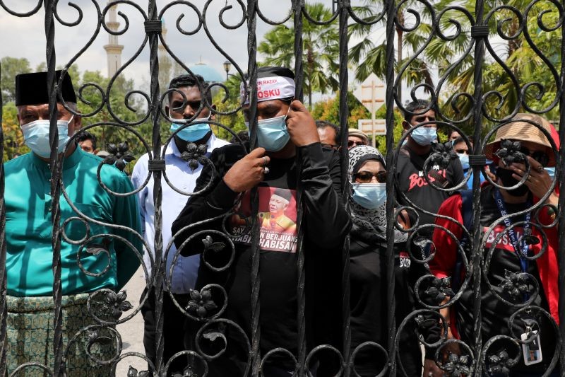 Supporters of former Prime Minister Najib Razak react after the verdict in first 1MDB linked trial, outside Kuala Lumpur High Court, in Kuala Lumpur, Malaysia on July 28, 2020. (REUTERS Photo)