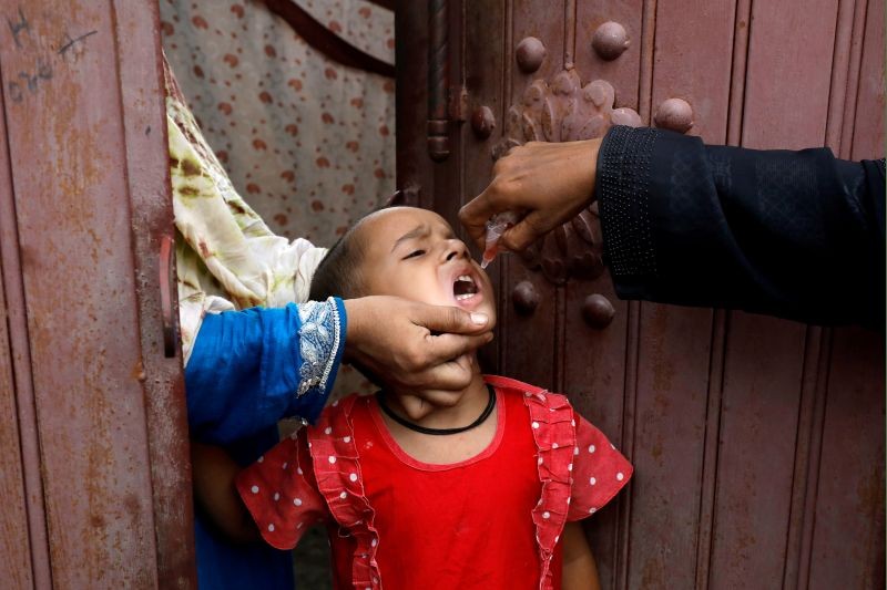 A girl receives polio vaccine drops, during an anti-polio campaign, in a low-income neighborhood as the spread of the coronavirus disease (COVID-19) continues, in Karachi, Pakistan on July 20. (REUTERS Photo)