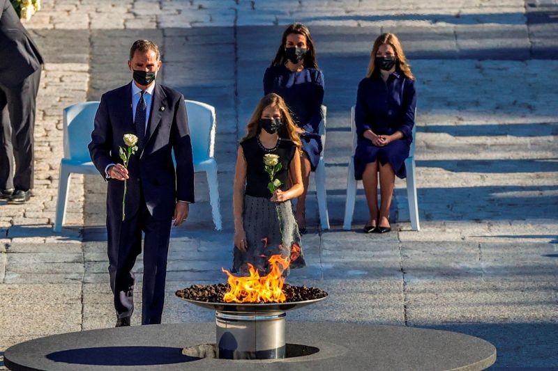 Spain's King Felipe and Princess Leonor prepares to place flowers a state tribute in memory of Spain's coronavirus disease (COVID-19) victims at Royal Palace in Madrid, Spain on July 16, 2020. (REUTERS Photo)