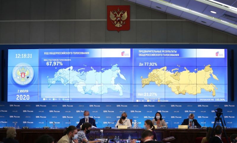 Preliminary results of a nationwide vote on constitutional reforms are displayed on a screen during a news conference at the Central Election Commission headquarters in Moscow, Russia on July 2, 2020. (REUTERS Photo)