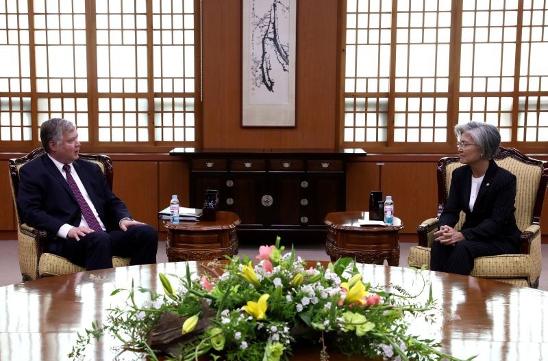 U.S. Deputy Secretary of State Stephen Biegun talks with South Korea's Foreign Minister Kang Kyung-wha during their meeting at the foreign ministry in Seoul, South Korea on July 8, 2020. (REUTERS Photo)