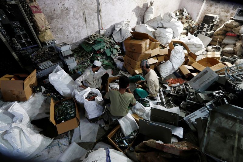 Men recycle electronic waste or e-waste from computers at a workshop in New Delhi, on July 29. (REUTERS Photo)